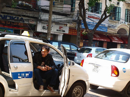 Taxi dù bủa vây Hà Nội